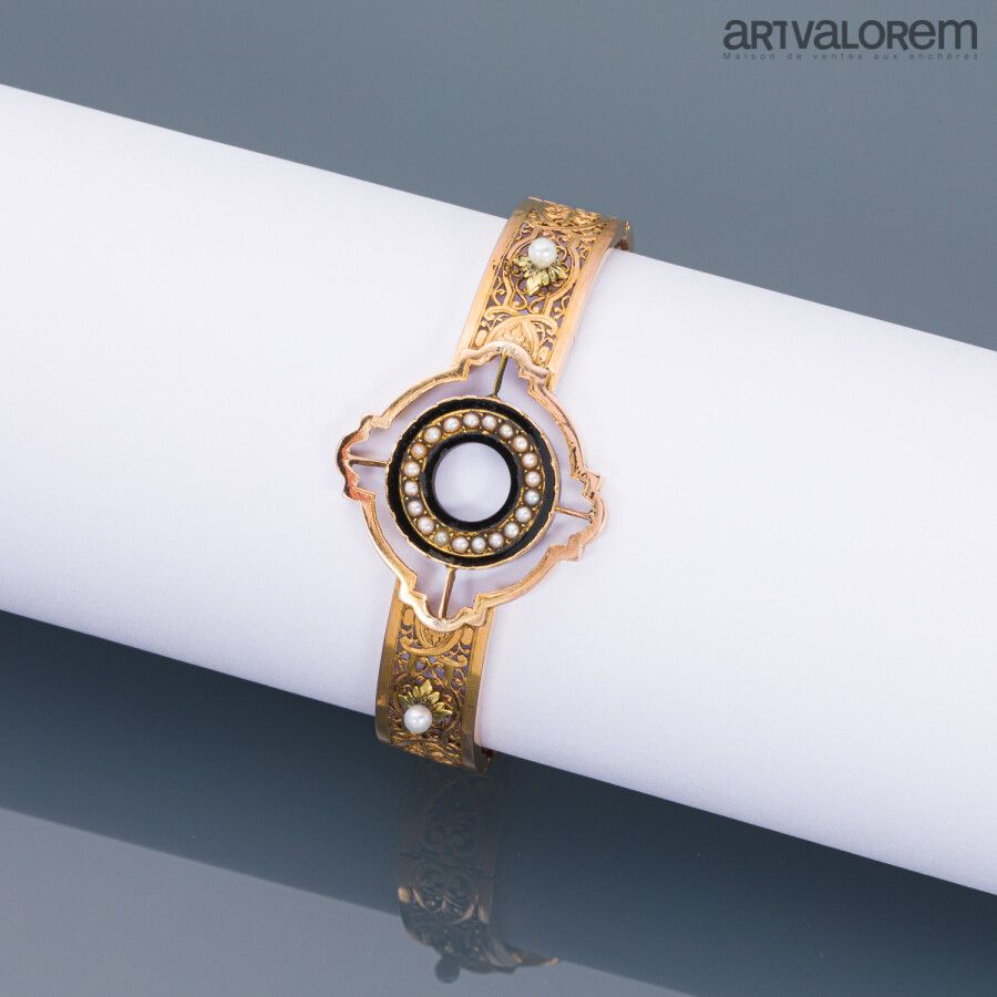 Null Bracelet en or jaune 750°/°° articulé en trois parties à décor de rinceaux &hellip;