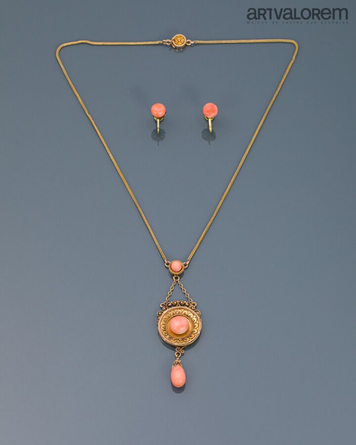 Null 黄金项链585°/°保留了一个圆形图案，装饰着一颗珊瑚珍珠，它持有一个珊瑚吊坠的天使皮肤。附有一对珊瑚和鎏金的金属枕头。拿破仑三世时期。

项链尺寸：&hellip;