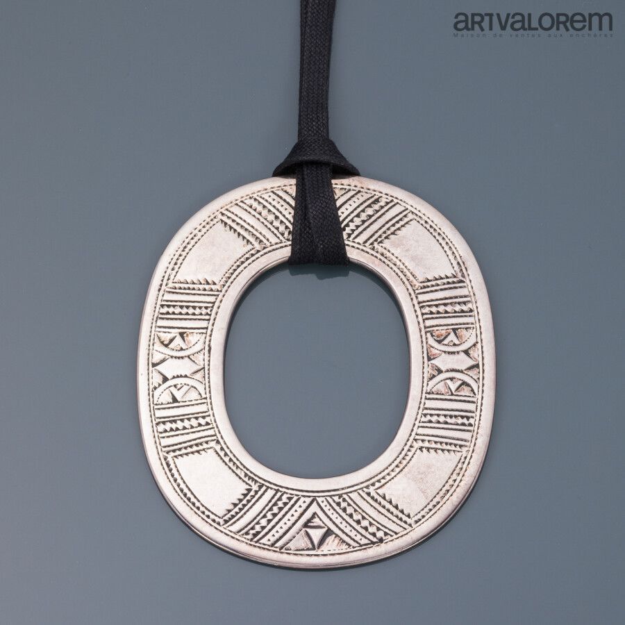 Null HERMÉS Paris, Made in Niger - Ligne Touareg

Pendentif en argent 925°/°°° c&hellip;