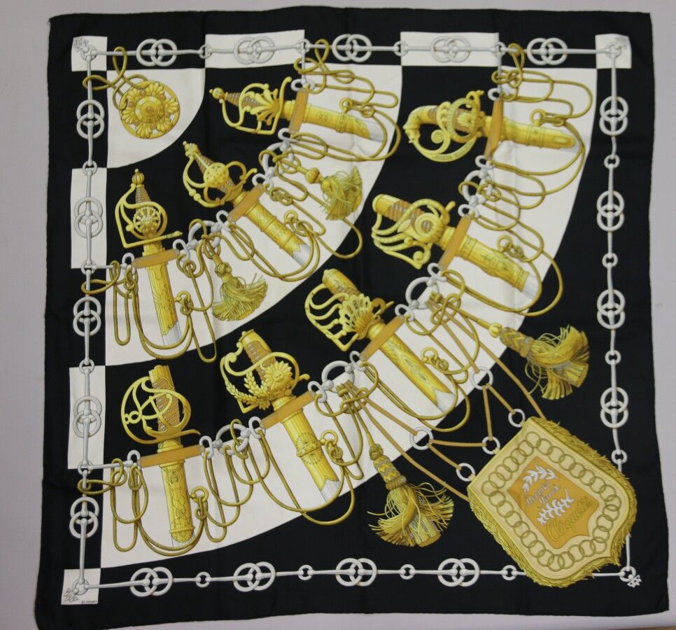Null 
HERMES巴黎




朱莉-阿巴迪创作的题为 "Cliquetis "的印刷丝绸方块。




(染色) 




带着它的盒子