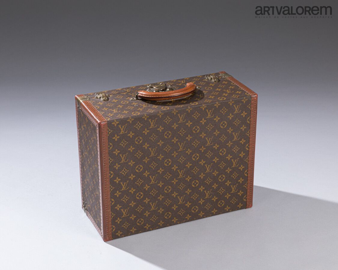 Null LOUIS VUITTON

Super president suitcase in coated canvas monogrammed LV

Lo&hellip;