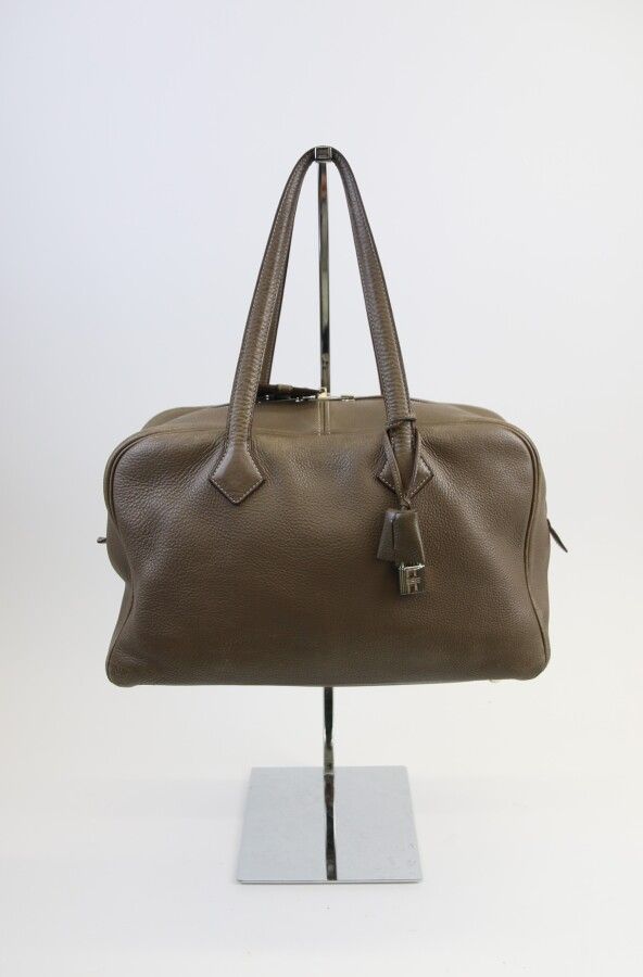 Null Hermès Paris

Victoria handbag 36 cm in togo calf.

Palladium finish

Key a&hellip;