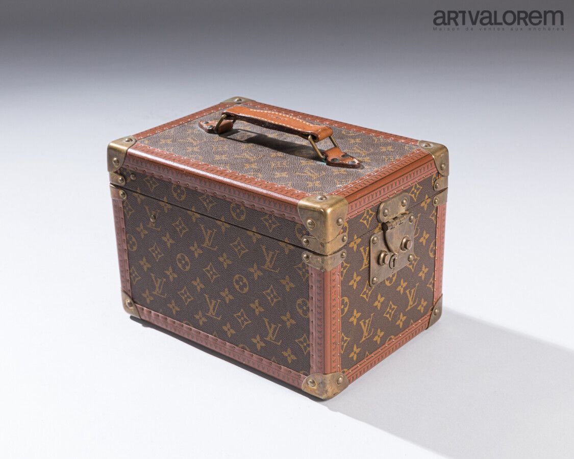 Null LOUIS VUITTON

Vanity en Toile enduite monogrammée LV

Bordures en lozine 
&hellip;