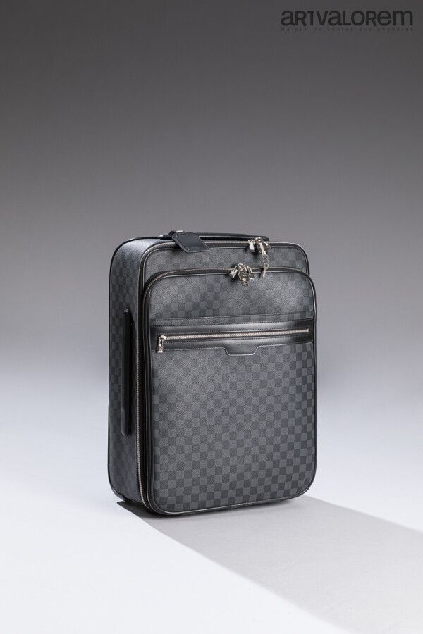 Null LOUIS VUITTON

Lightweight Pegasus 55 business suitcase in graphite checker&hellip;