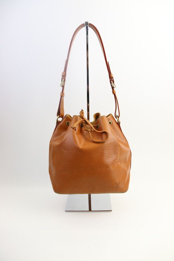 Null LOUIS VUITTON

Bucket bag in havana coloured epis leather, inside in Camel &hellip;