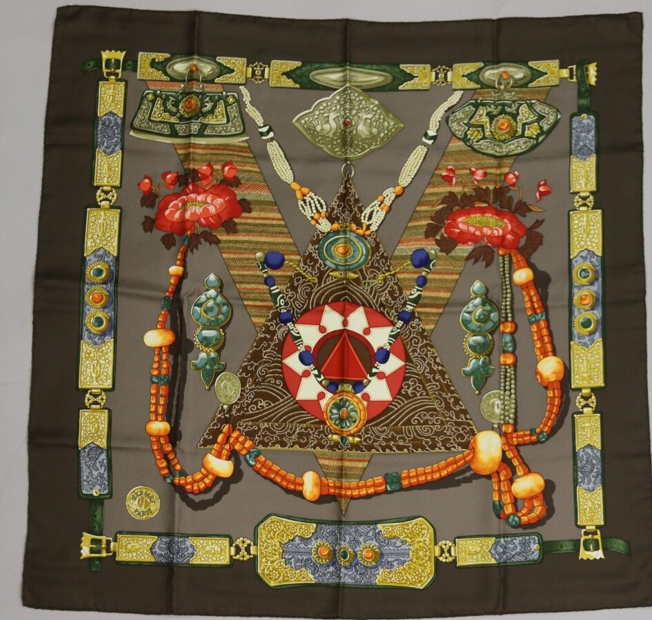 Null HERMES巴黎

题为 "西藏 "的印花丝绸方块，由Cathy Latham设计

(状况良好)

带着它的盒子