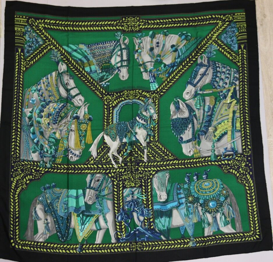Null HERMES巴黎

安妮-费弗尔创作的题为 "马尔瓦里马的舞蹈 "的丝绸和羊绒披肩

130 x 130 cm

(状况良好)

与它的盒子一起。