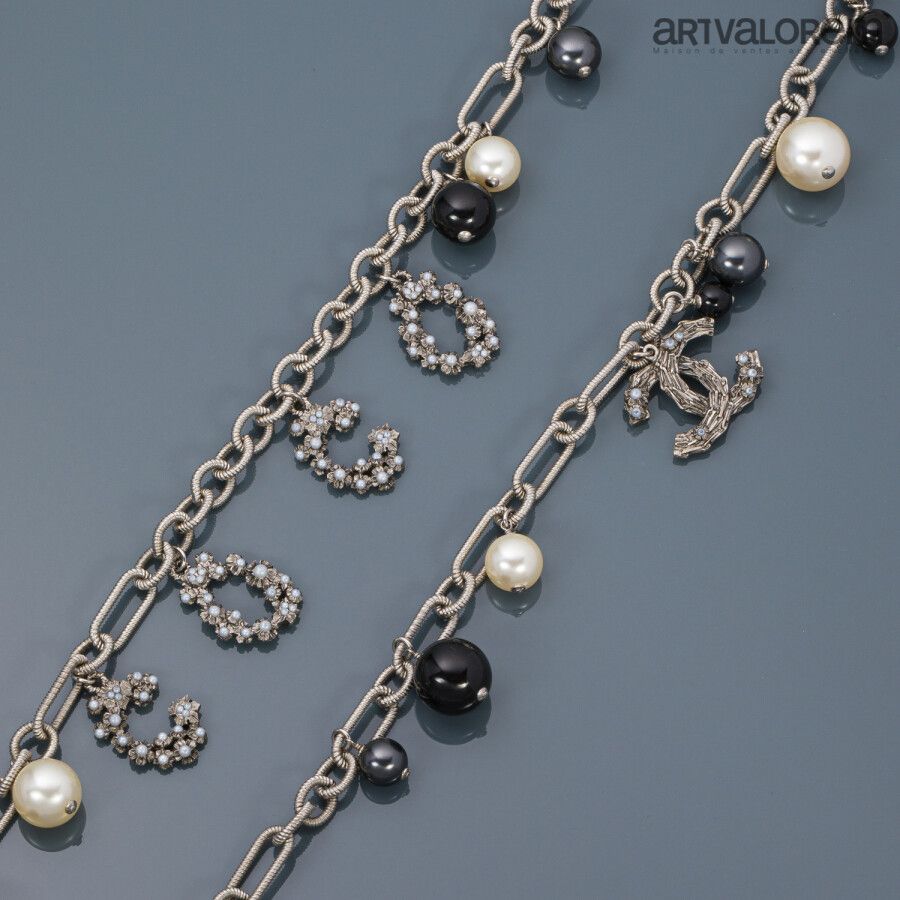 Null CHANEL- Frühjahr 2014 Kollektion

Lange Halskette aus versilbertem Metall m&hellip;