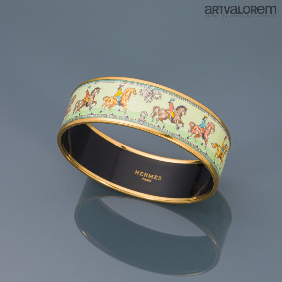 Null HERMES Paris

Enamelled bracelet with horsemen and trimmings. Marked.

Diam&hellip;