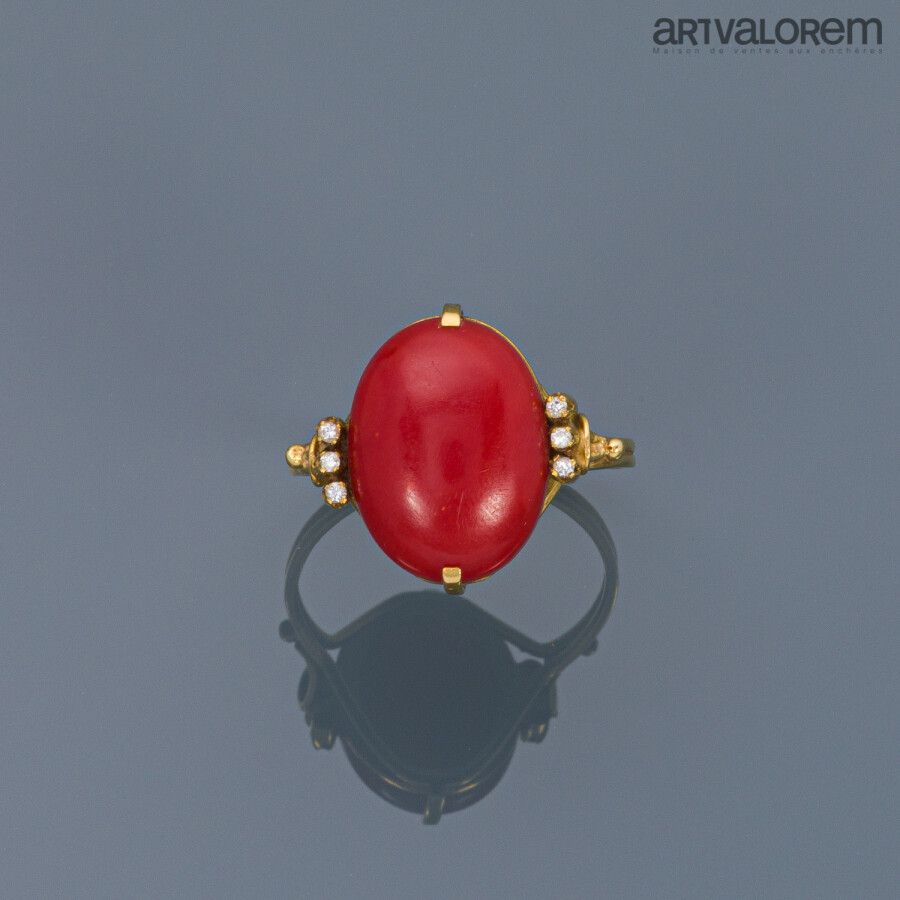 Null 爪式镶嵌凸圆形红珊瑚的黄金戒指，镶有六颗明亮式切割钻石。

TDD: 62

毛重：4,3 g



法律费用: 14,28 % TTC