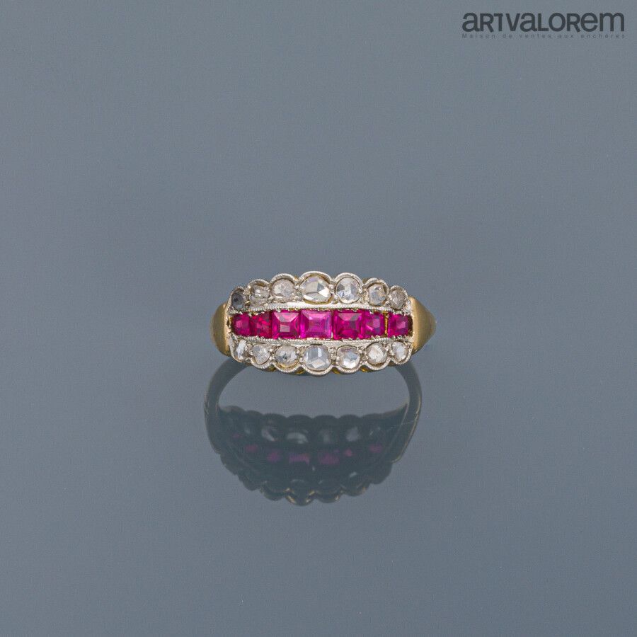 Null 一枚白金和黄金吊袜带戒指，中心是一排仿红宝石的红色石头，上面镶嵌着两排封闭式的老式切割钻石。 

TDD: 50

毛重：2,4 g