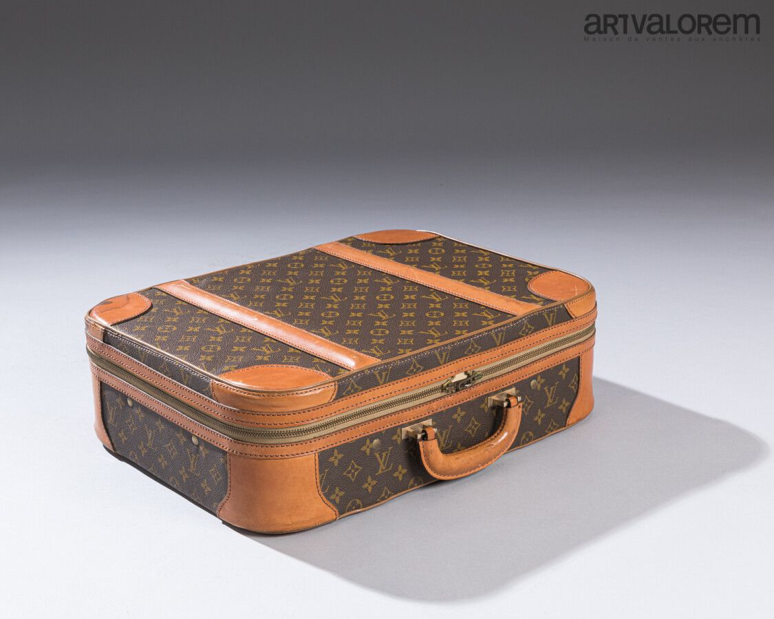 LOUIS VUITTON 
Petite valise semi rigide Stratos en toile enduite monogrammée et&hellip;