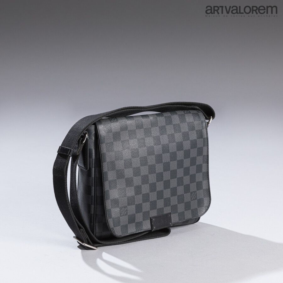 LOUIS VUITTON Messenger bag in graphite checkerboard ca…