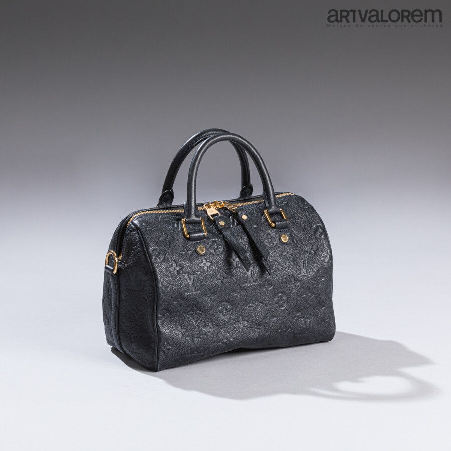 Null LOUIS VUITTON

Speedy bag in blue grained calfskin embossed with the Vuitto&hellip;