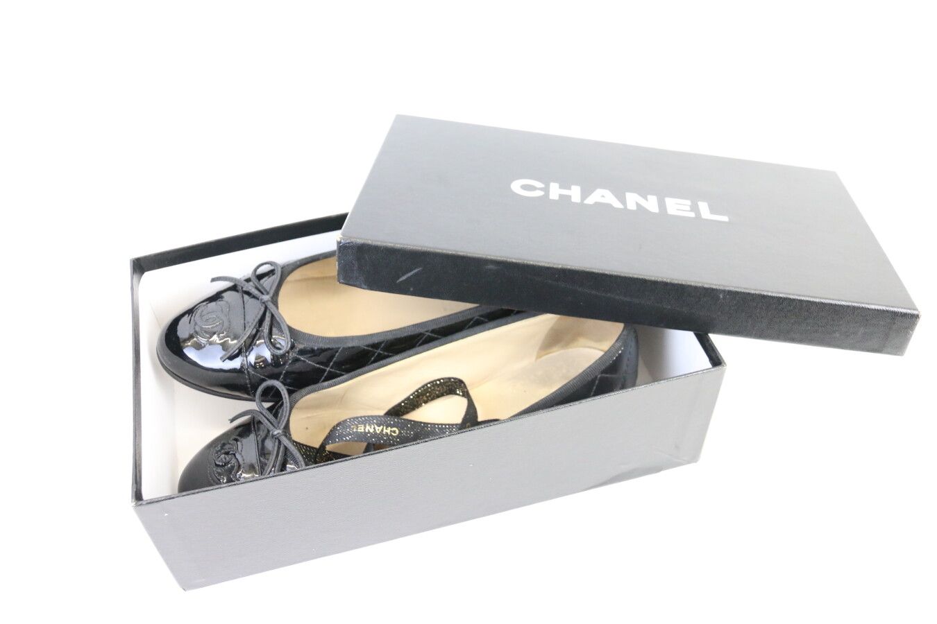 Null CHANEL

Pair of black quilted patent leather ballerina shoes, with a signat&hellip;