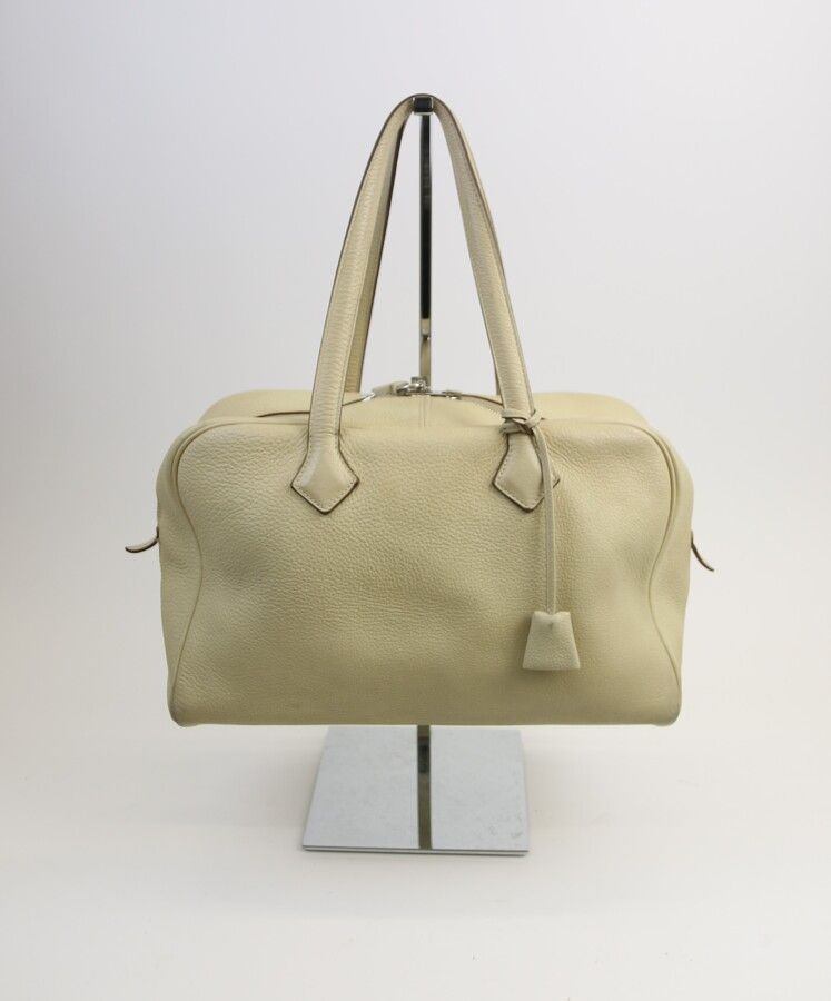 Null Hermès Paris

Victoria handbag 36 cm in togo calf parchment.

Palladium fin&hellip;