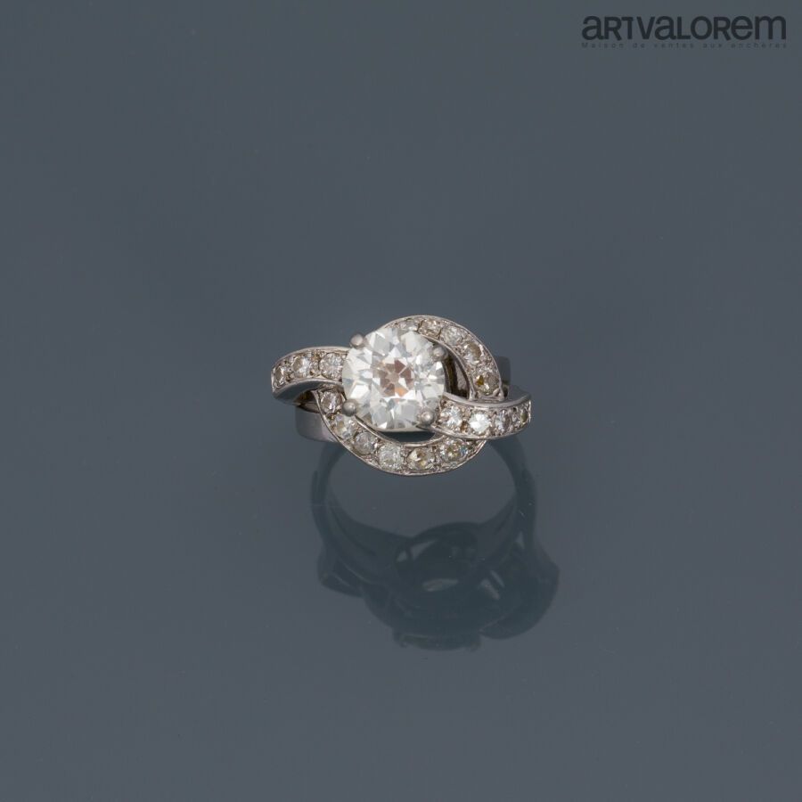 Null Bague en or gris 750°/°° de forme tourbillon ornée d'un diamant taille anci&hellip;