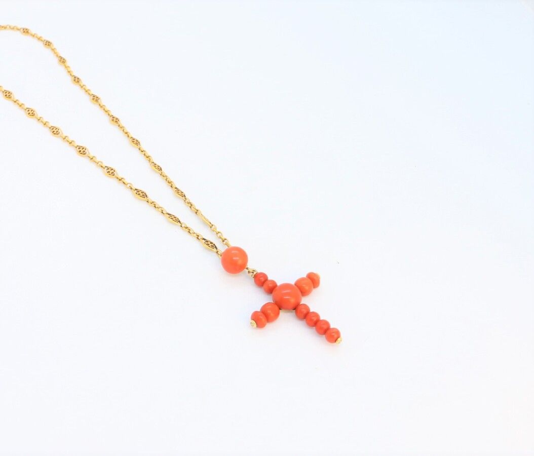 Null Pendentif croix en or jaune 750°/°° ornée de perles de corail rouge retenue&hellip;