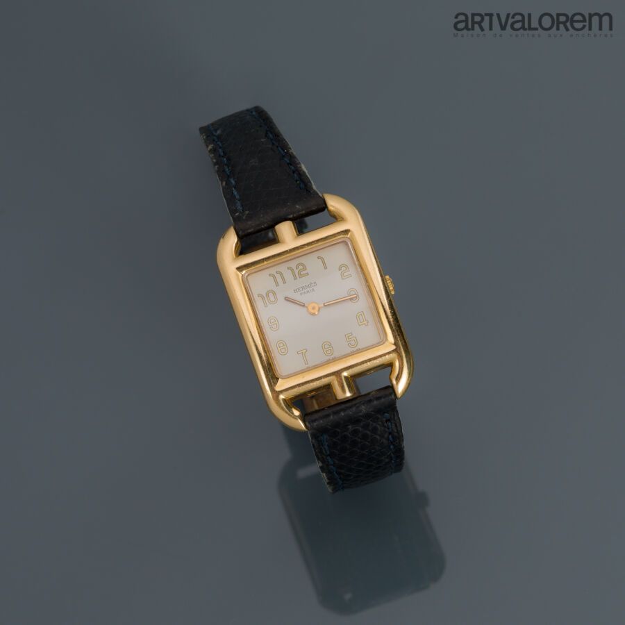 Null HERMÈS Paris

Montre de dame en or jaune 750°/°°, modèle "Cape Code", cadra&hellip;