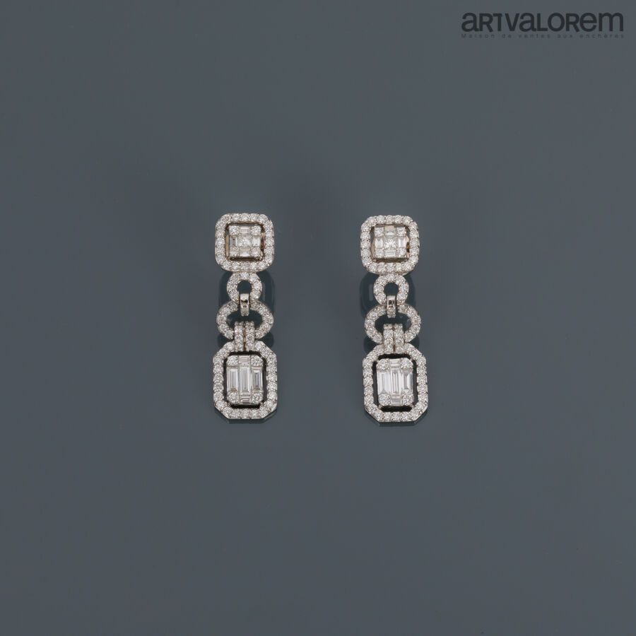 Null Paire de pendants d'oreilles percées en or gris 750°/°° de style 1930 pavés&hellip;