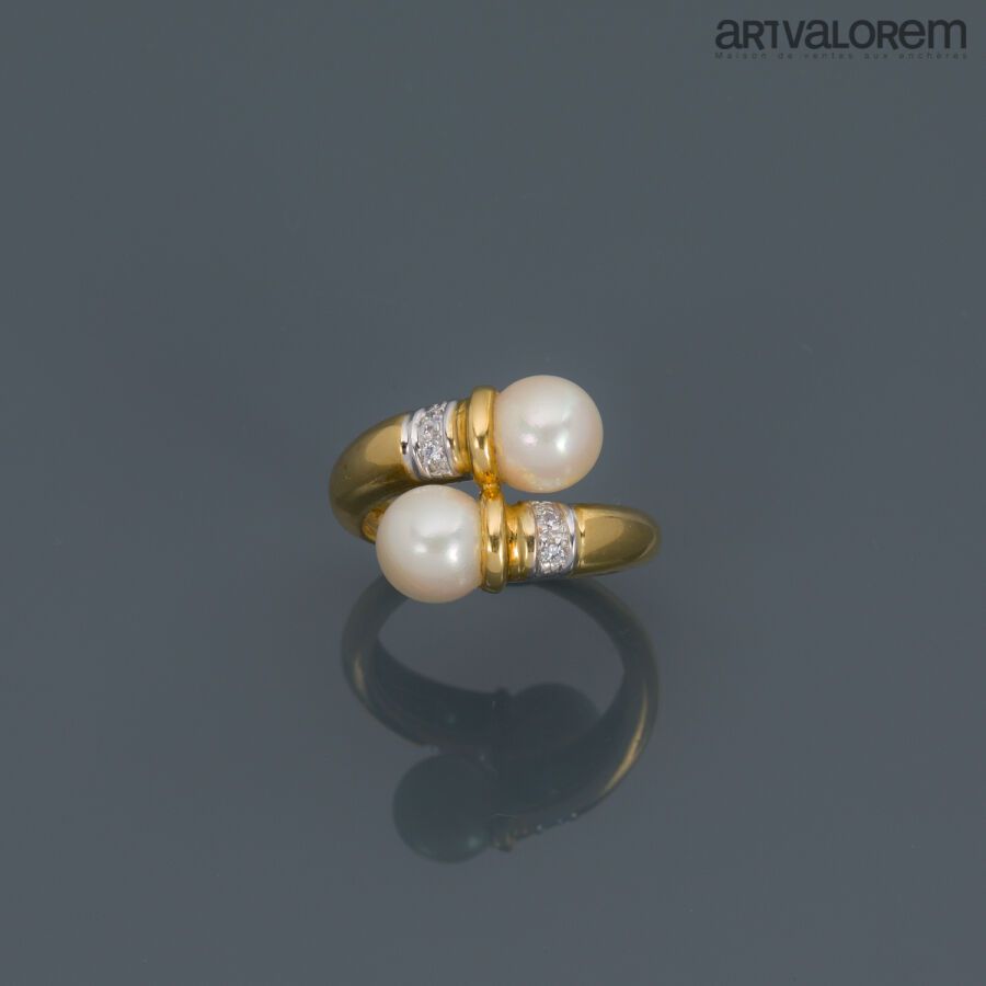 Null Bague jonc ouverte entrelacée en or jaune 750°/°° ornée de deux perles aux &hellip;