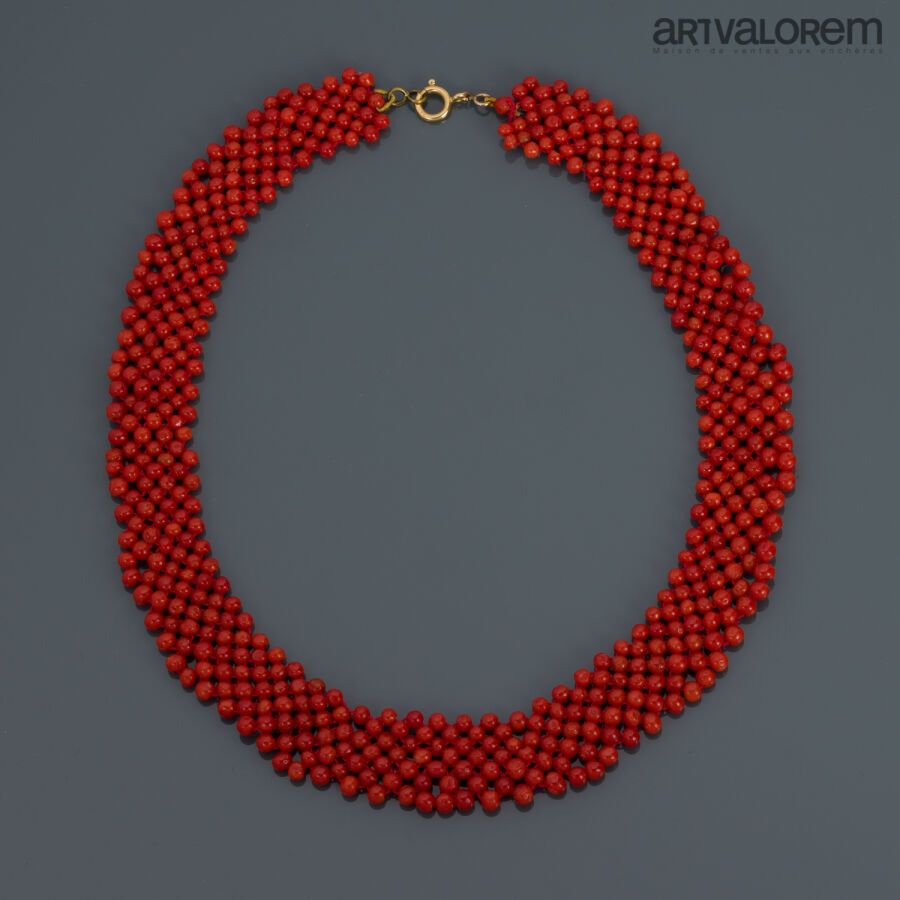 Null Collerette ornée de perles de corail rouge sur six rangs, fermoir mousqueto&hellip;