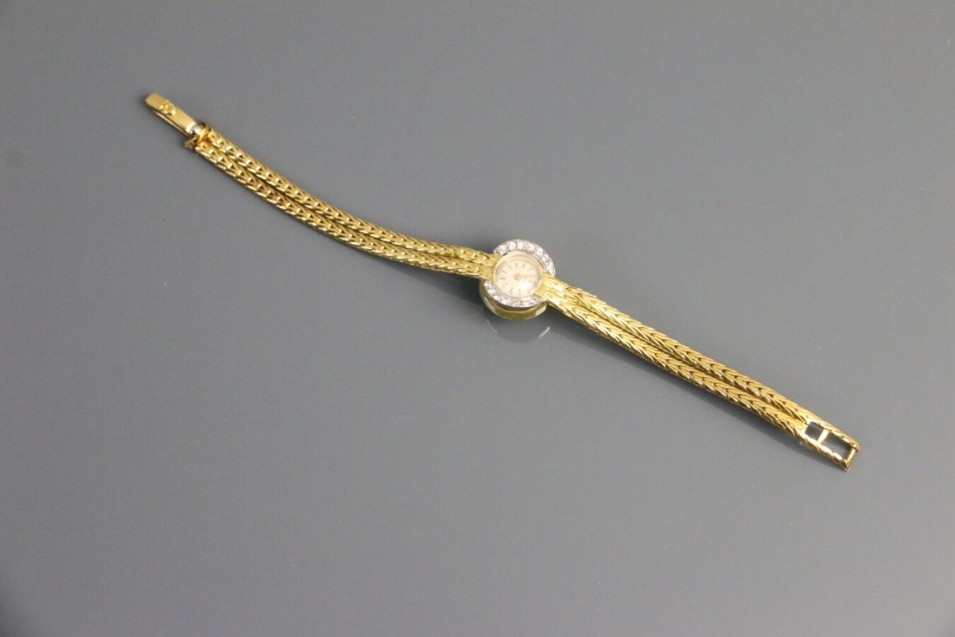 Null OMEGA

Montre bracelet de dame en or jaune 750°/°° , cadran rond à fonds ar&hellip;