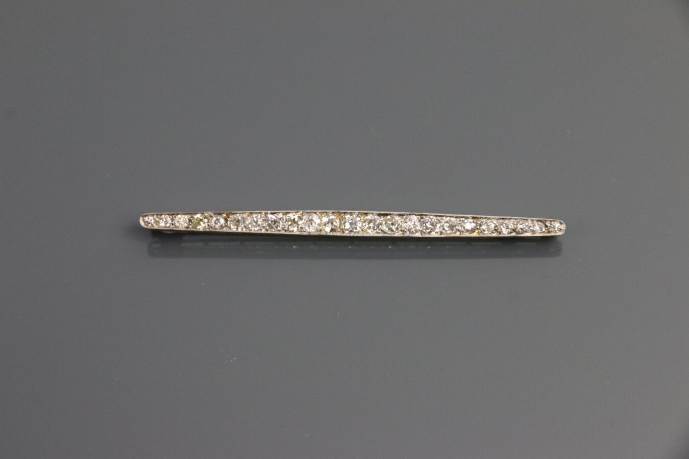 Null Broche barrette en or gris 750°/°° ornée de diamants taille ancienne.

Poid&hellip;