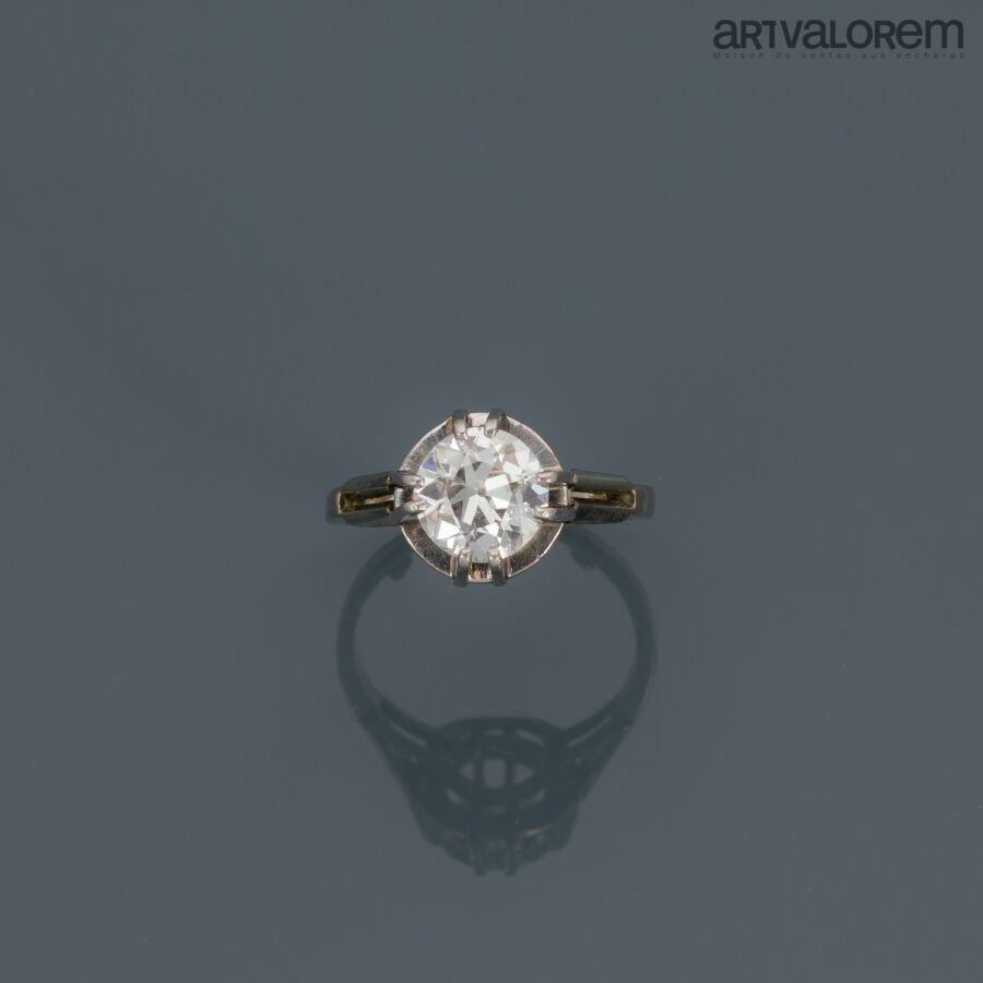 Null Solitaire en or gris 750°/°° centré d'un diamant de taille ancienne en sert&hellip;