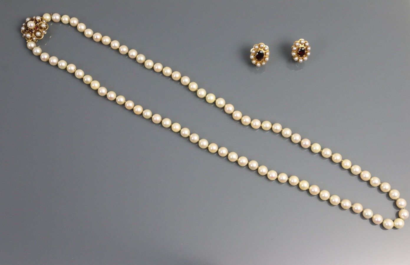 Null Demi-parure en or jaune 750°/°° , perles de culture et grenat comprenant:

&hellip;