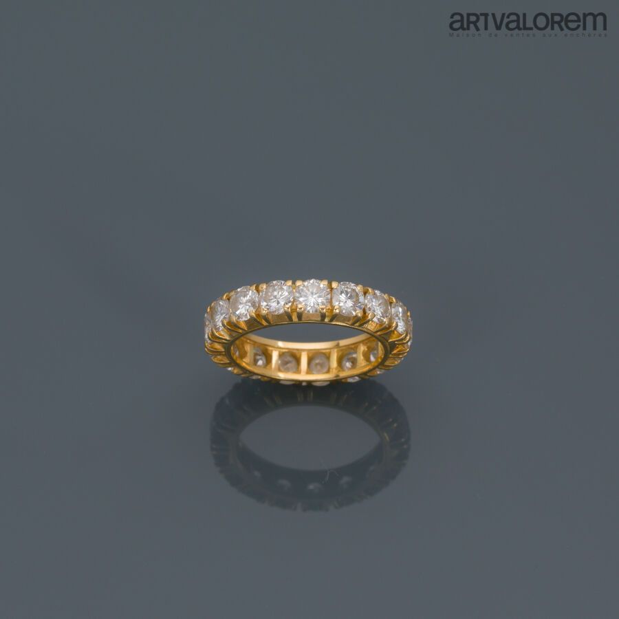 Null Alliance dite américaine en or jaune 750°/°° ornée de diamants taille brill&hellip;