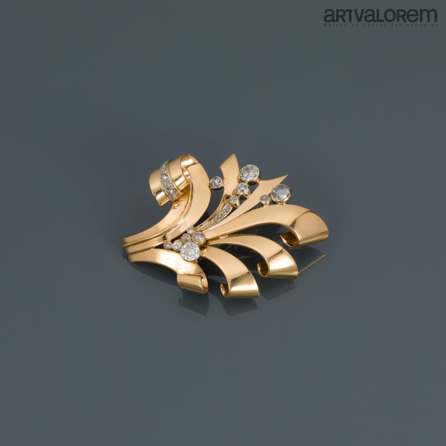 Null Broche en or jaune et gris 750°/°° en forme de gerbe ornée de diamants tail&hellip;