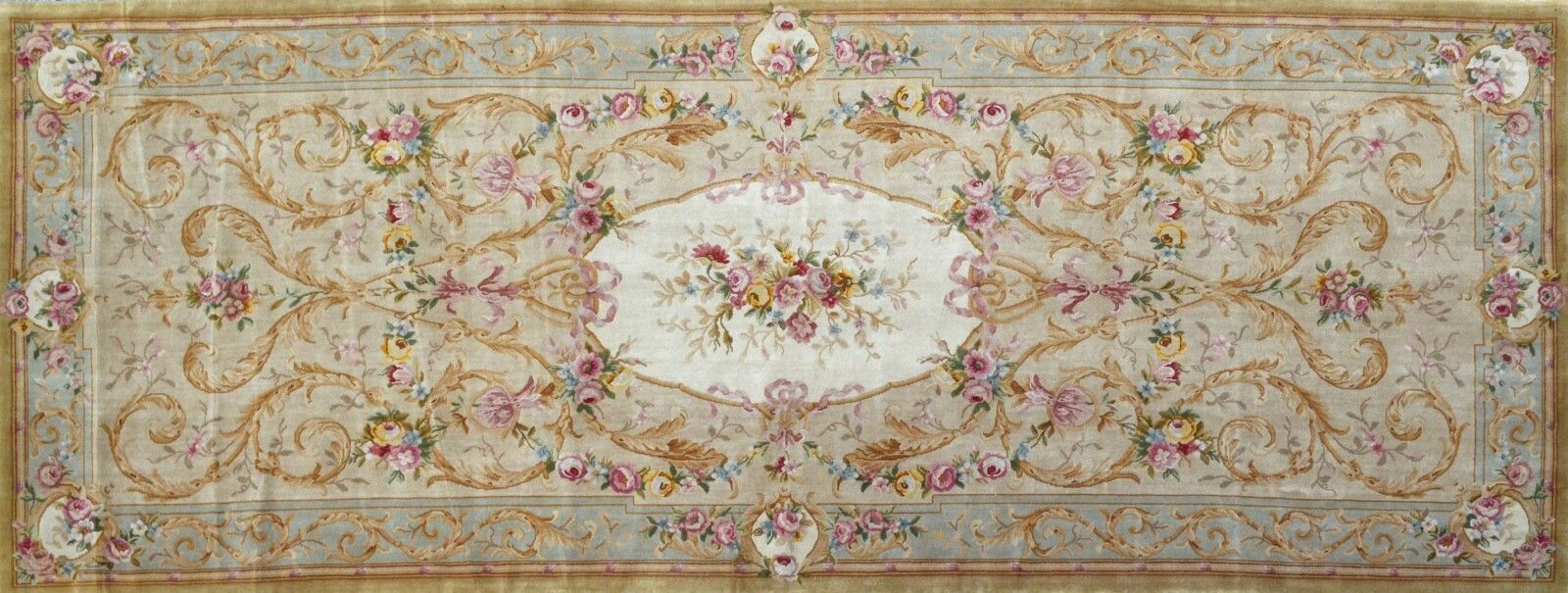 Null Important carpet of Savonnerie style XXth. 

Beige field with scrolls of br&hellip;