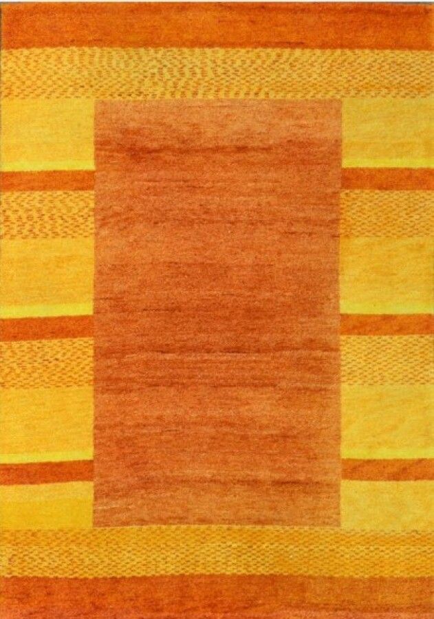 Null 大型加贝地毯（伊朗），约1980年。

在金黄色和砖块的背景上有几何装饰。

羊毛天鹅绒，棉质衬底。

状况良好。

240 x 170厘米
