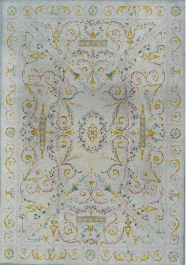 Null Tapis au point de la Savonnerie française vers 1920.

Champ beige à quatre &hellip;