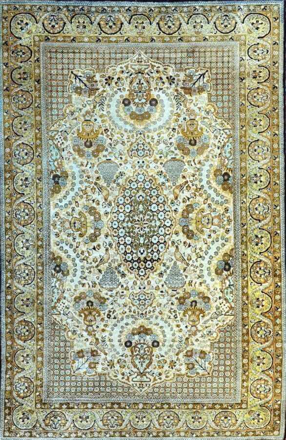 Null Fin Ghoum en soie (Iran), époque du Shah vers 1965.

Champ ivoire à ramages&hellip;