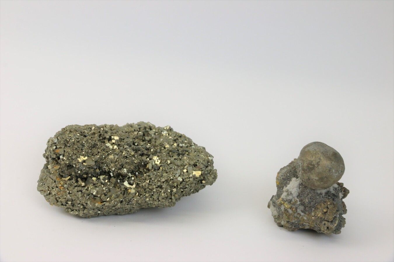 Null Partie de géode de pyrite et une pyrite boule sur amas de concrétion de pyr&hellip;