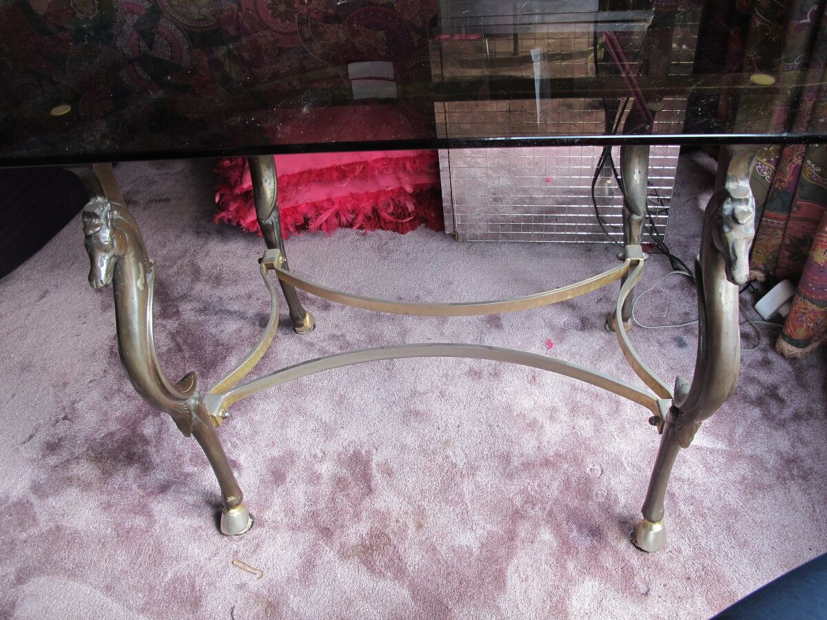 Null Table ovale, le piètement en bronze à patine mordorée en forme de quatre ch&hellip;