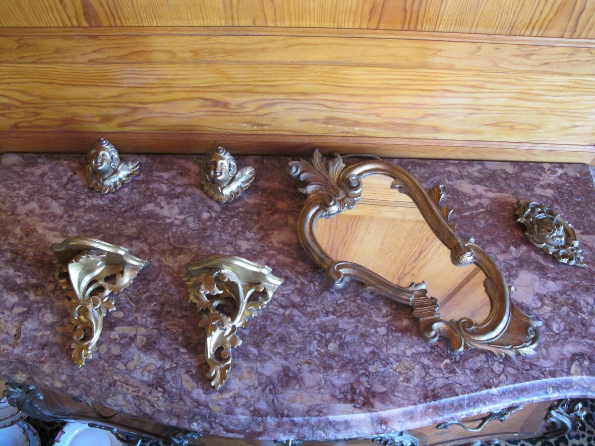 Null Lot d'éléments de décoration en bois sculpté et doré de style Louis XV comp&hellip;