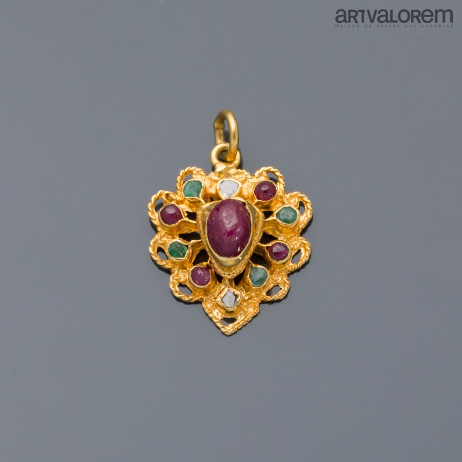 Null 镶嵌有红宝石和绿宝石的多棱形外国黄金吊坠。印度的工作。

长度: 2 cm

毛重：1,4 g