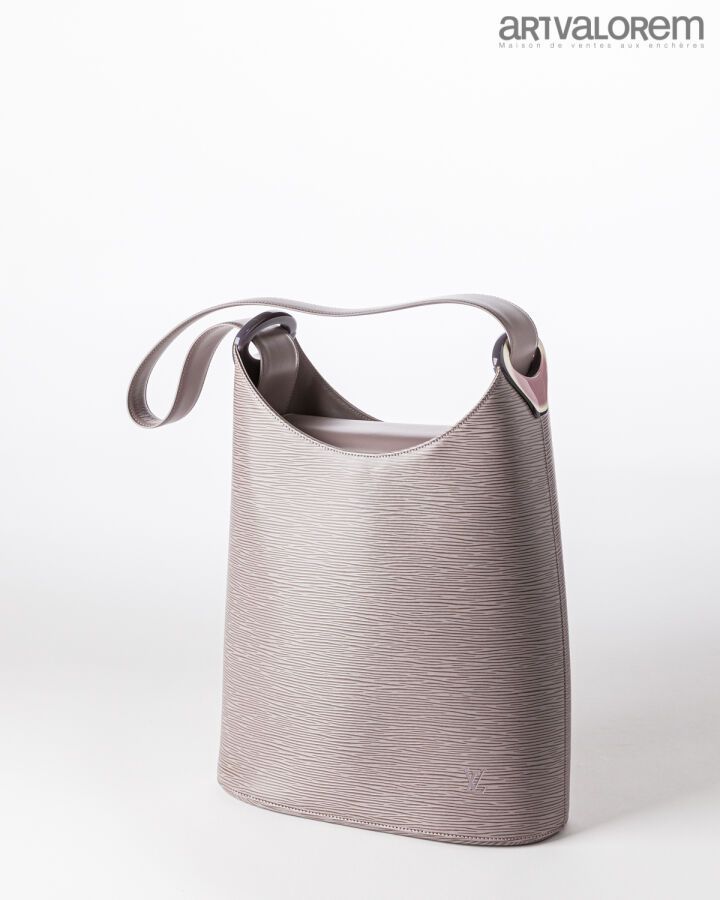 LOUIS VUITTON Tasche Modell Verseau aus grau-violettem…