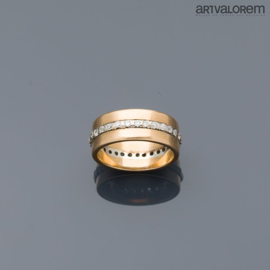 Null Ring in yellow gold 750°/°° centered by a line of 8/8 diamonds.

TDD: 50

G&hellip;