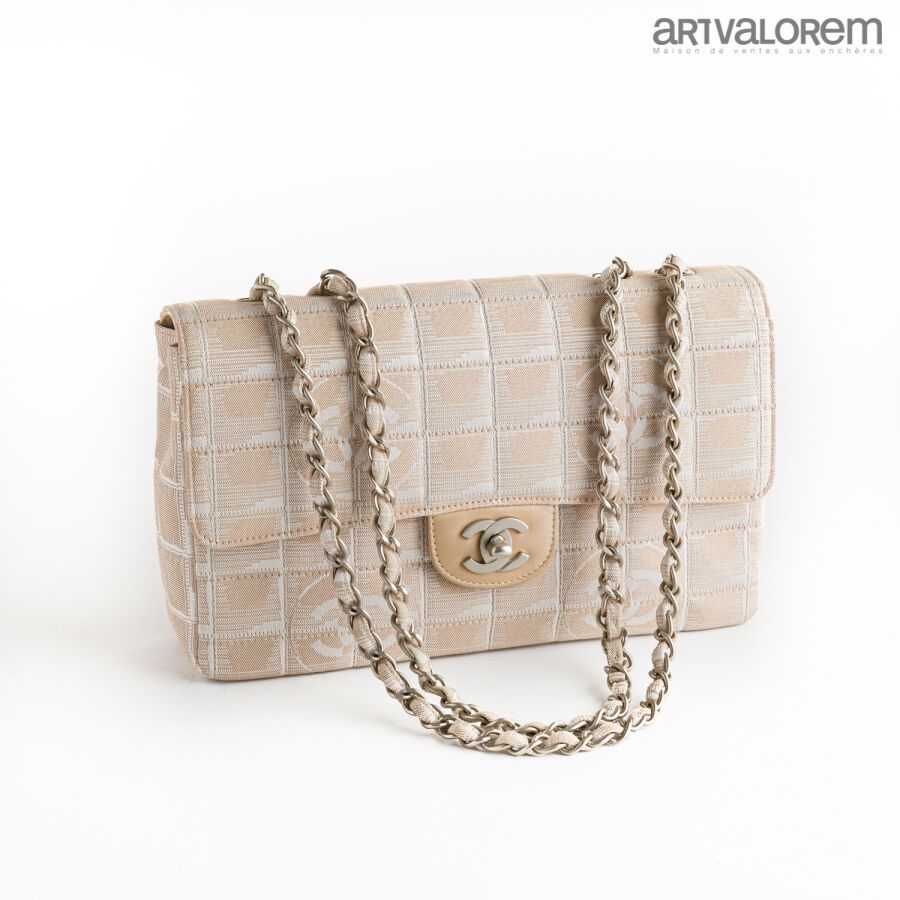 CHANEL Classic bag with flap in pinkish beige and silve…