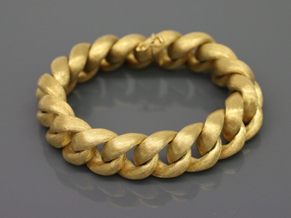 Null 750°/°°的拉丝黄金手镯，有一条卷曲的链条，一个棘轮扣和两个安全锁扣。

意大利作品，有印记。

长度： 21 cm

重量：84,7 g