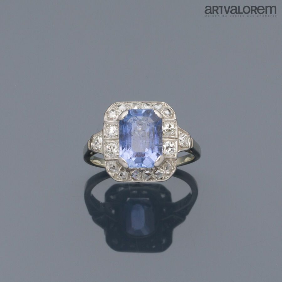 Null 
一枚850°/°的铂金戒指，镶有老式或8/8切割钻石的祖母绿切割蓝宝石。

蓝宝石的重量：约4克拉（筹码）。约1930年。

TDD: 56

毛重&hellip;