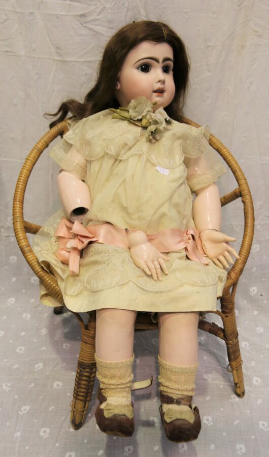 Null 法国娃娃，头部为平纹，张嘴，没有标记，固定的棕色眼睛，贴上耳朵，JUMEAU类型的铰接式身体（有重新上色的痕迹），旧衣服，高：83厘米。