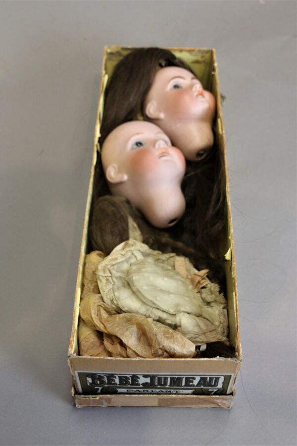 Null Set of accessories presented in a box " BEBE JUMEAU 7 " including heads SFB&hellip;