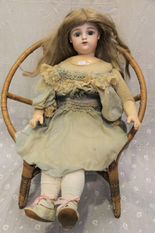 Null 法国娃娃，头部为仿制的，嘴巴紧闭，在一个圆圈中标有 "FG"，尺寸为10号，固定的蓝色眼睛，GESLAND类型的布和木的铰接式身体，旧衣服，高：73厘&hellip;