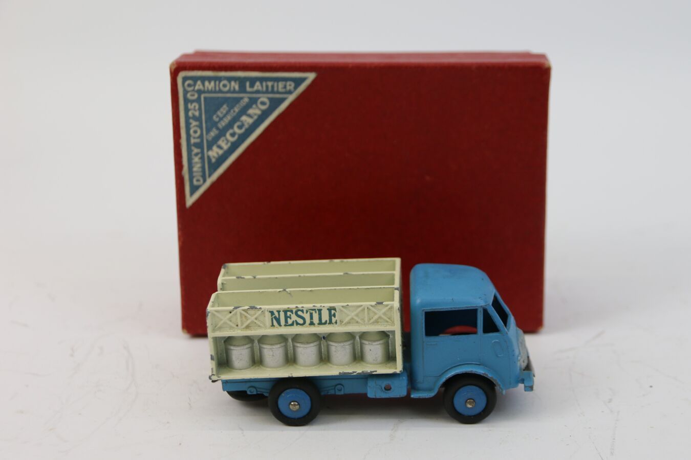 Null DINKY TOYS FRANCE, Camión de leche Bedford Nestle 25O (BO, fichas pequeñas)