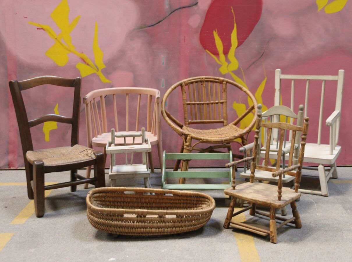 Null 一套带藤条和木质座椅的彩绘木制儿童椅。